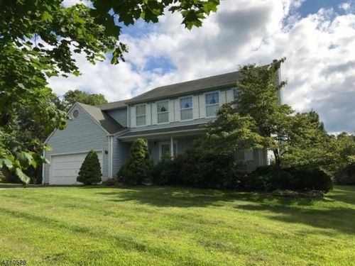 3 Hearthstone Dr, Wantage, NJ 07461-4100