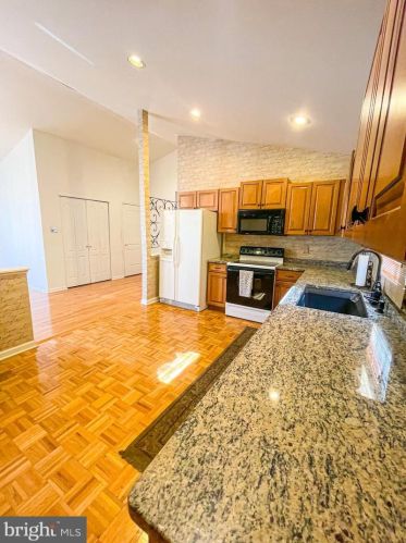 2245 52 St, Philadelphia PA 19131-2312 exterior