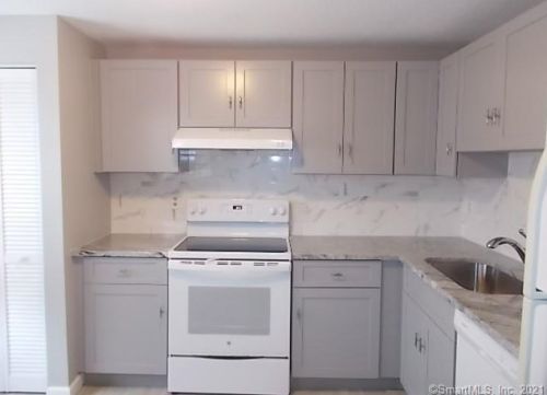 15 Heather Rdg, Huntington, CT 06484-4682