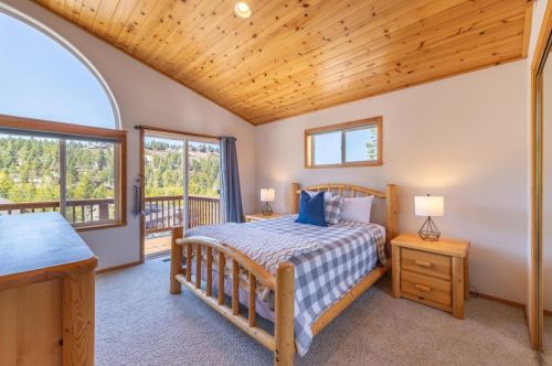 13610 Hillside Dr, Truckee CA  96161-6867 exterior