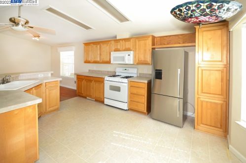 3263 Vineyard Ave, Pleasanton CA  94566-6328 exterior