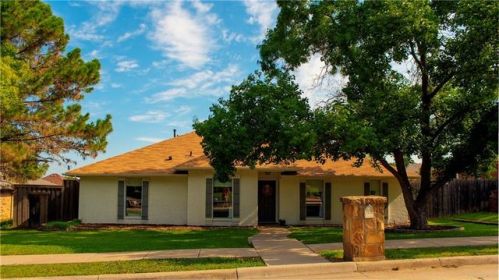 1619 Walker Dr, Carrollton TX  75007-2917 exterior