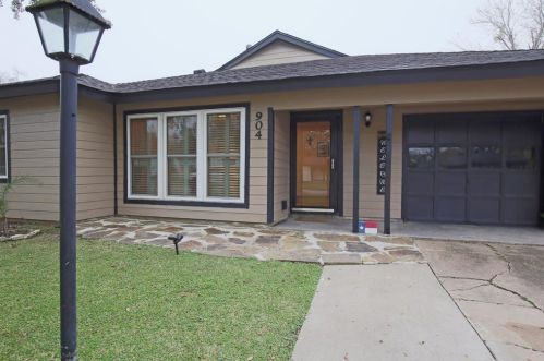 904 Southampton St, Angleton, TX 77515-3538