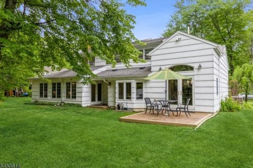 44 Ferndale Dr, Berkeley Heights, NJ 07922-1226