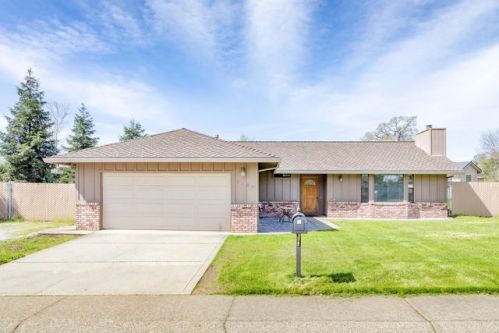 1400 Arroyo Manor Dr, Redding, CA 96003-9216