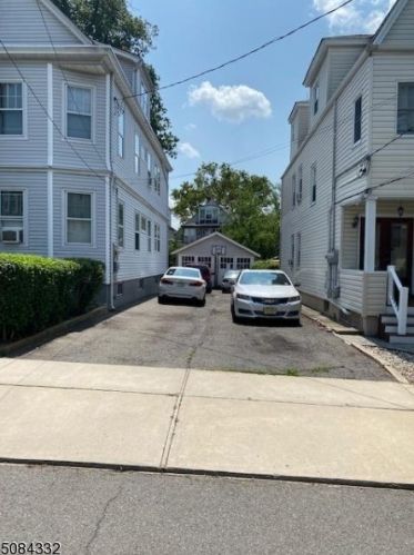 17 Beekman St, Bloomfield, NJ 07003-3801