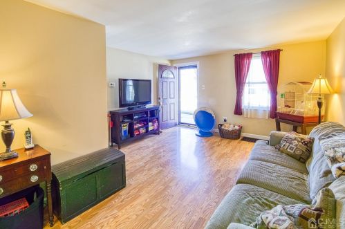 681 Kosciusko St, Perth Amboy, NJ 08861-2327