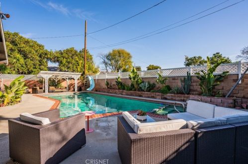 8010 Crosnoe Ave, Van Nuys CA  91402-5529 exterior