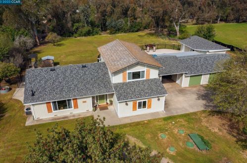 7677 Country Ln, Vacaville, CA 95688-9632