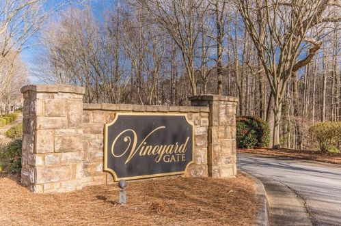 671 Walnut Woods Dr, Braselton, GA 30517-5321