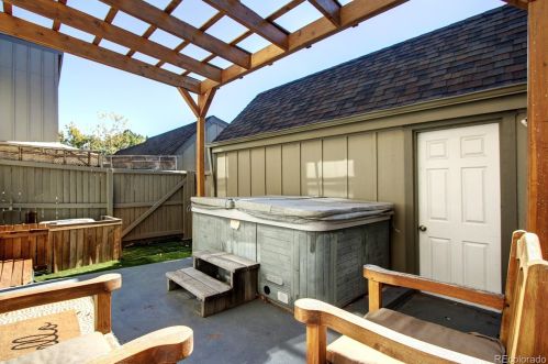 8123 Phillips Cir, Englewood CO 80112-3254 exterior