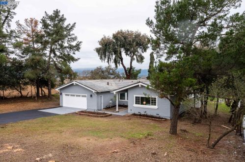 10555 Guibal Ave, Gilroy, CA 95020-8900