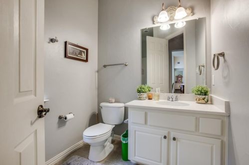 2620 Creekway Dr, Carrollton TX 75010-4228 exterior