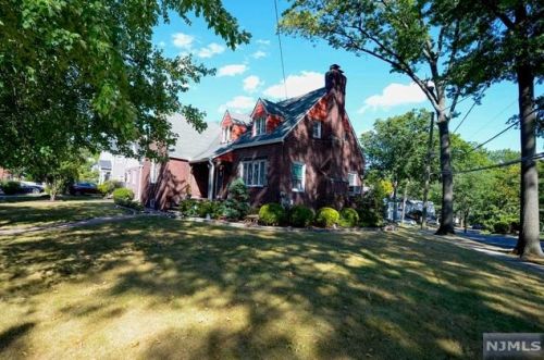 979 Alpine Dr, Teaneck, NJ 07666-5503