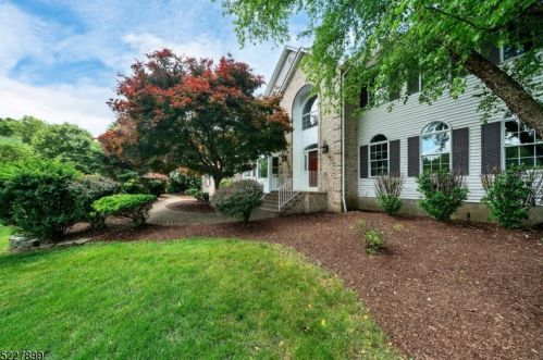 2 Bell Ct, Chester, NJ 07930-2650