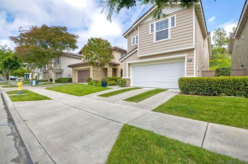 1764 Cottonwood Dr, Vista, CA 92081-4500