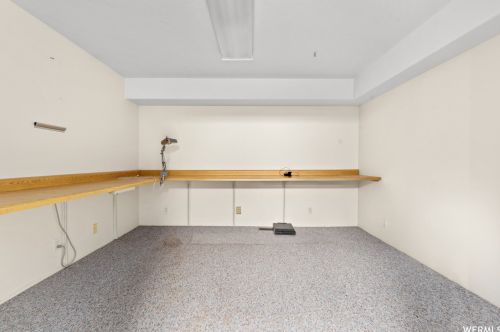 2515 Willow Hl Dr, Sandy UT 84093-1894 exterior