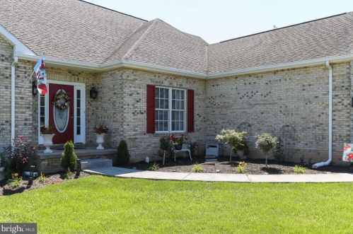 384 Turnberry Dr, Charles Town WV  25414-3930 exterior