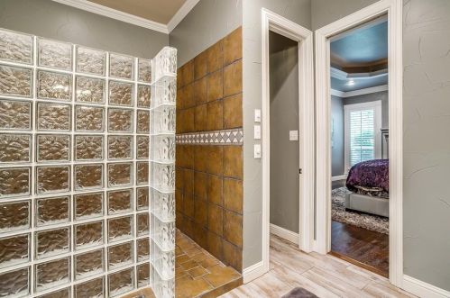 5968 Riverbend Pl, Fort Worth TX  76112-1064 exterior