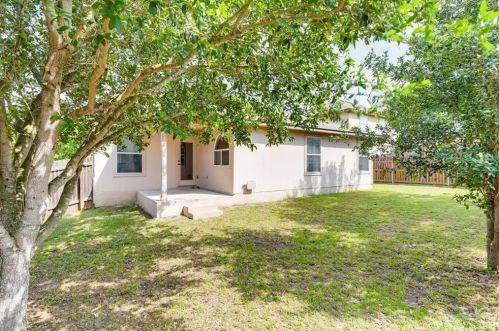 339 Oxford Dr, Uhland TX  78640-5795 exterior