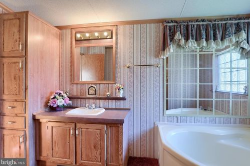 200 Cricklewood Ct, Lancaster PA  17603-2173 exterior