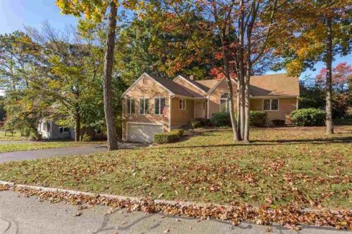 15 Governor Sawyer Ln, Dover, NH 03820-4267