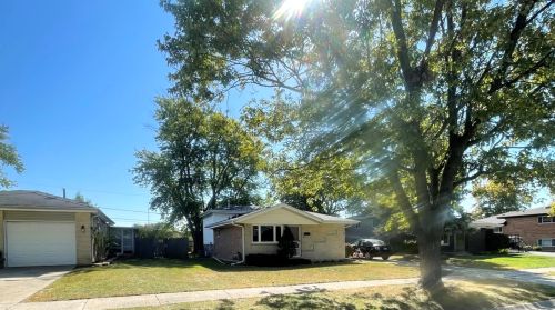 4231 Barry Ln, Oak Forest, IL 60452-4303