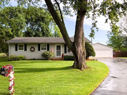 190 Park Ct, Hinckley, IL 60520-9491