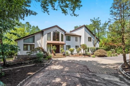 4 Hampshire Ct, Springfield, NJ 07081-3727