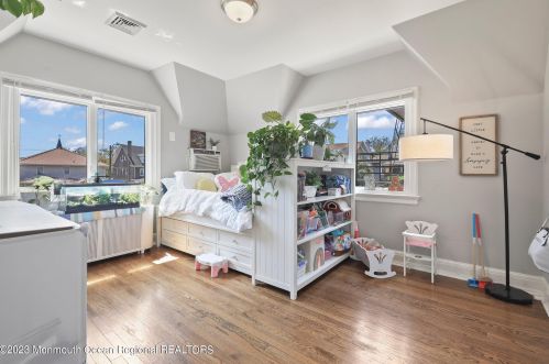 302 2nd Ave, Tinton Falls NJ  07712-6132 exterior