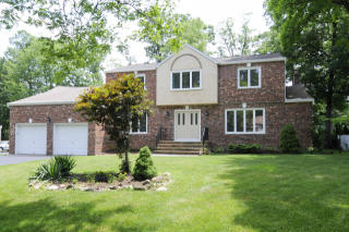 14 Yellow Brick Rd, Wayne, NJ 07470-5433