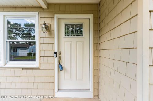 31 Chestnut Ave, Lakehurst, NJ 08759-2352