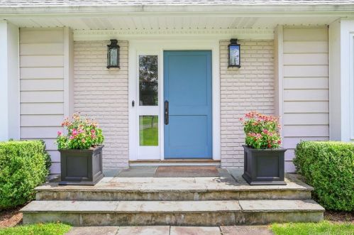 24 Martin Dl, Greenwich CT  06830-4742 exterior