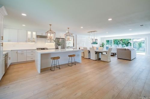 6372 Heil Ave, Huntington Beach CA  92647-4232 exterior