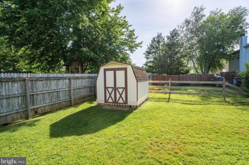 402 Coreopsis Dr, Lancaster PA  17602-1143 exterior