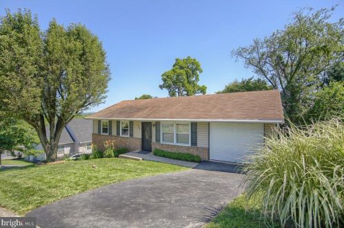 108 Boomerang Dr, Ephrata, PA 17522-2437