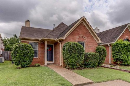 1828 Eagle Shore Dr, Cordova, TN 38016-1516