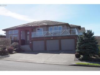 2026 Columbia Summit Dr, Camas, WA 98607-8069