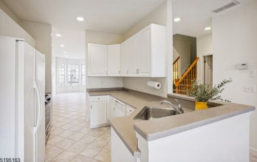 74 Albert Ct, Parsippany, NJ 07054-3421