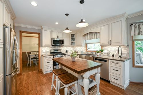 885 Chatham Dr, Carol Stream IL  60188-2979 exterior