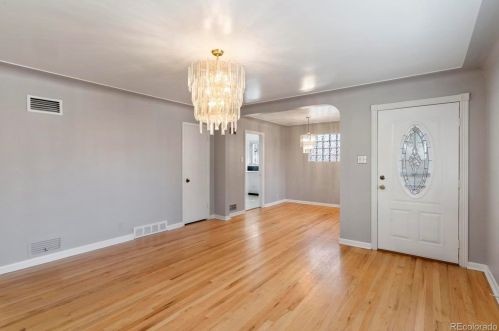 3260 Bellaire St, Denver, CO 80207-1829
