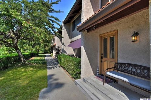 8007 Via Pompeii, Burbank, CA 91504-1527