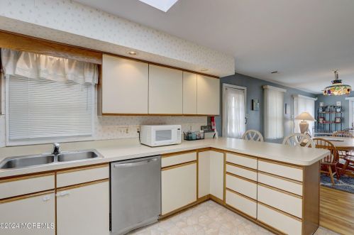 16 Pennsylvania Ave, Lavallette NJ 08735-2437 exterior