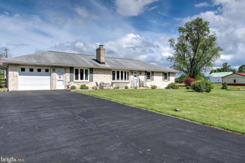 1399 Shuman Dr, Carlisle PA  17015-9247 exterior