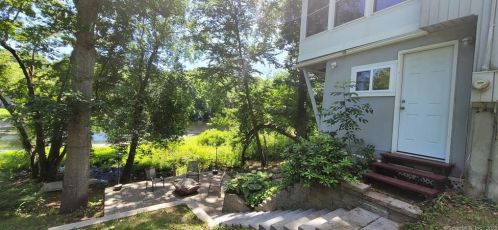 8 Woodland Ln, Gales Ferry, CT 06335-1853