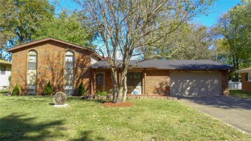 1913 Florence St, East Saint Louis, IL 62206-2606
