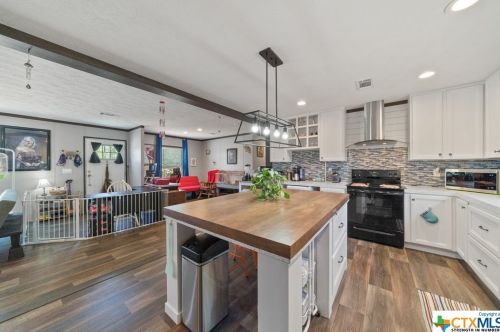 9780 Rebecca Crk Rd, Spring Branch TX 78070-4847 exterior