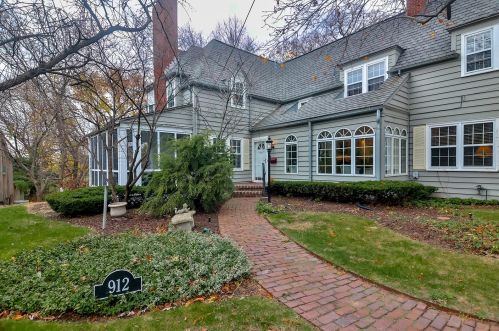 912 Ridgewood Rd, Rockford, IL 61107-3054