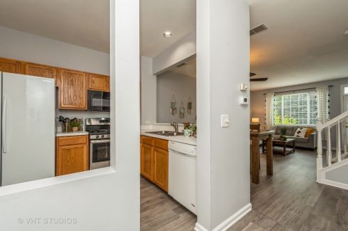 7387 Grandview Ct, Carpentersville, IL 60110-3400