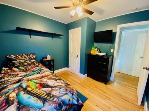 4 Cove View Dr, Quaker Hill CT  06375-1501 exterior